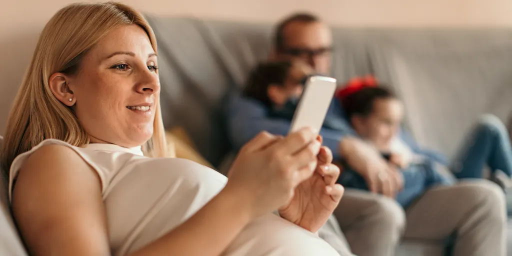 mom paying attention to phone instead of family needs digital decluttering