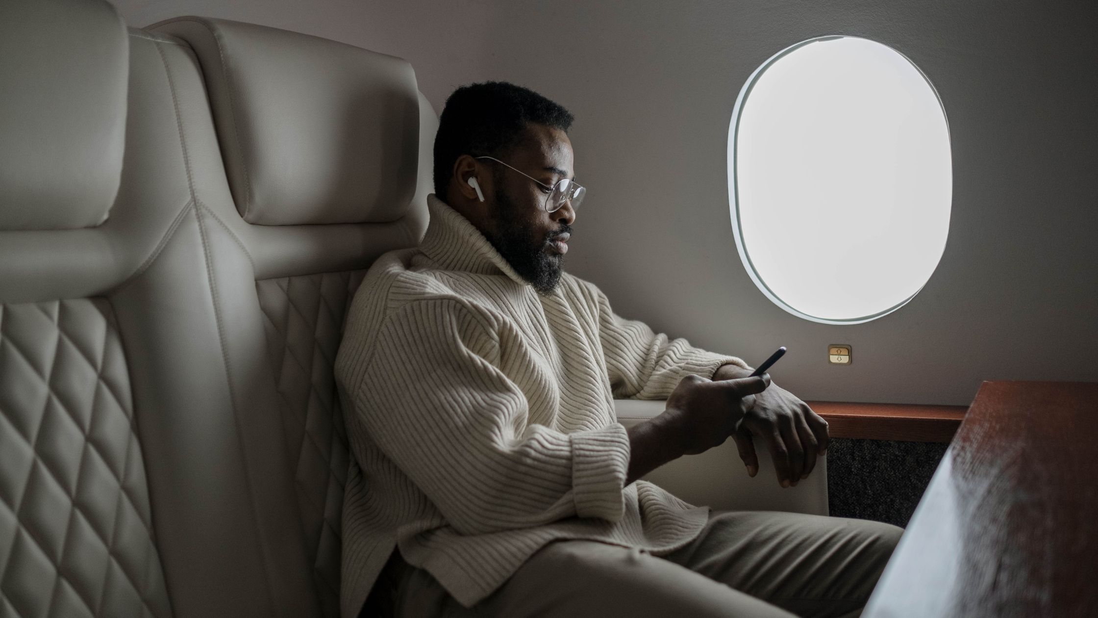 use airpods on a plane