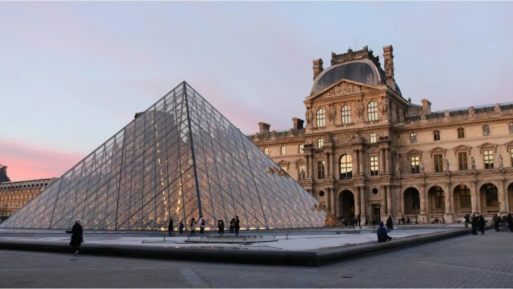 An image of the Louver Pyramid. 