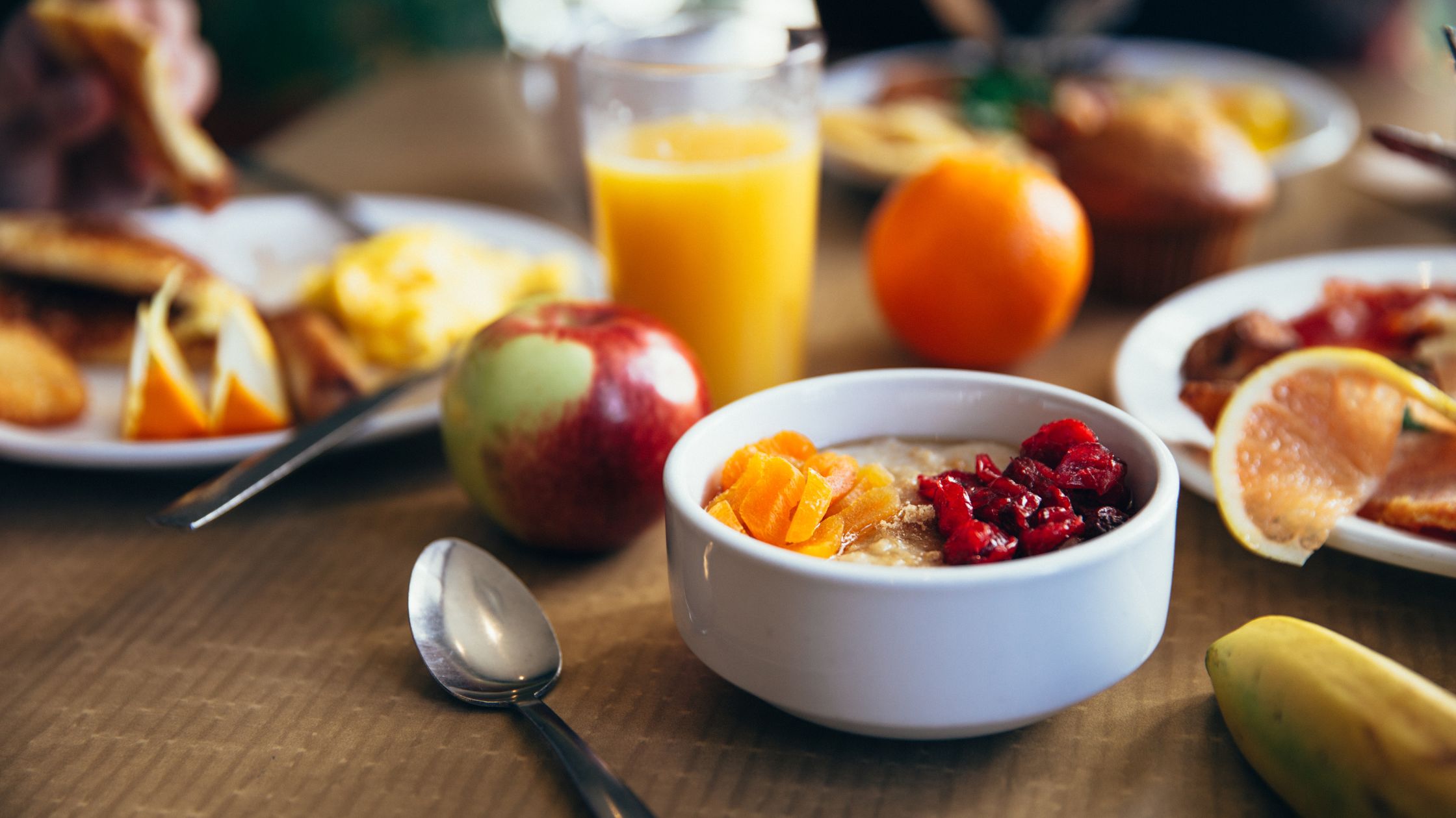 An image of a healthy breakfast for an article about "nutrition for digital nomads."