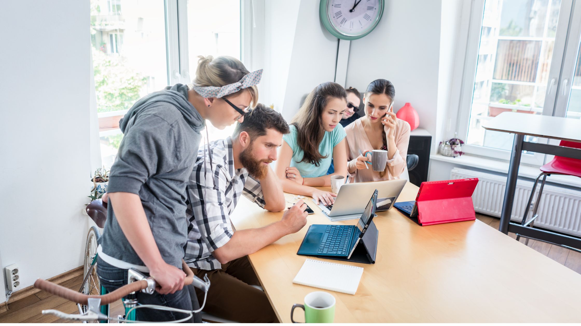 An image of digital nomads finishing work before working out for an article about "stay fit on the road."