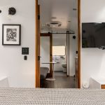 What Airbnb design ideas create a powerful first impression?