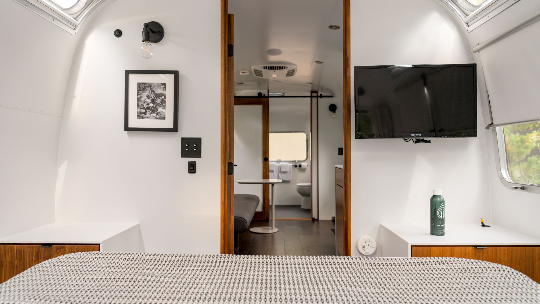 What Airbnb design ideas create a powerful first impression?