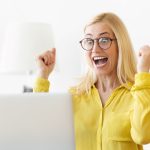 An image of an Airbnb host receiving a positive rating for an article about how to be successful on Airbnb.