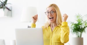 An image of an Airbnb host receiving a positive rating for an article about how to be successful on Airbnb.