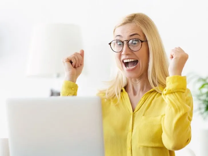 An image of an Airbnb host receiving a positive rating for an article about how to be successful on Airbnb.