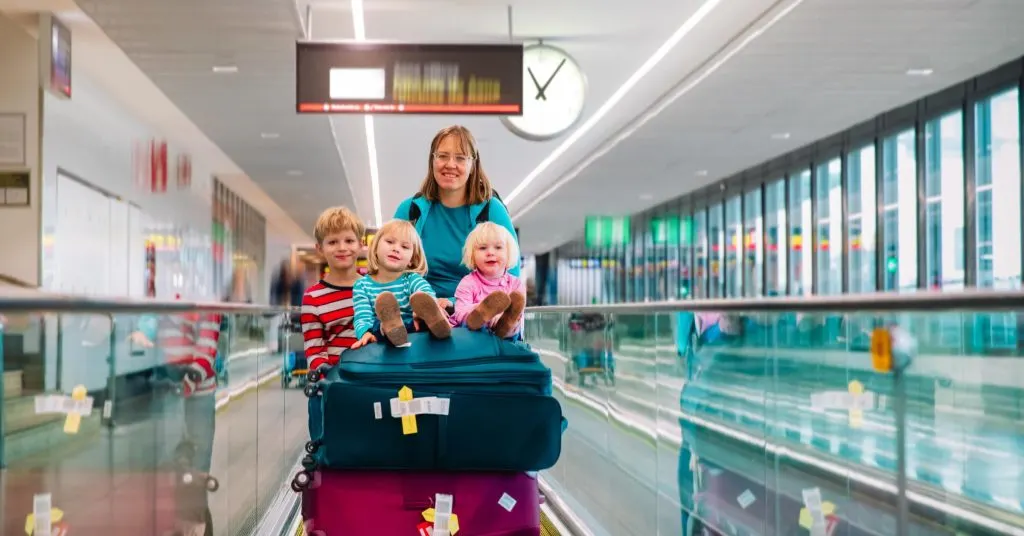 An image of a traveling family going to their booked rental.