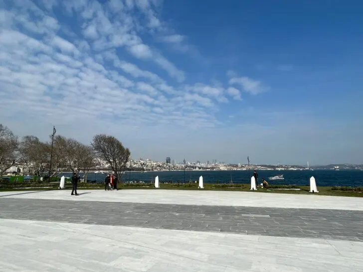 Scenic view of Istanbul's waterfront with the city skyline in the background, illustrating the prime locations offered by the best luxury hotels in Istanbul for families.