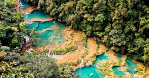 The breathtaking turquoise pools of Semuc Champey, one of Guatemala’s natural wonders. A must-visit for those moving to Guatemala and looking to explore the country’s stunning landscapes.