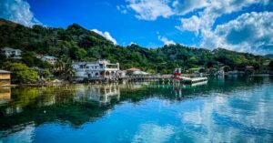Colorful seaside homes and crystal-clear waters in Roatán, perfect for expat families looking for a laid-back lifestyle.